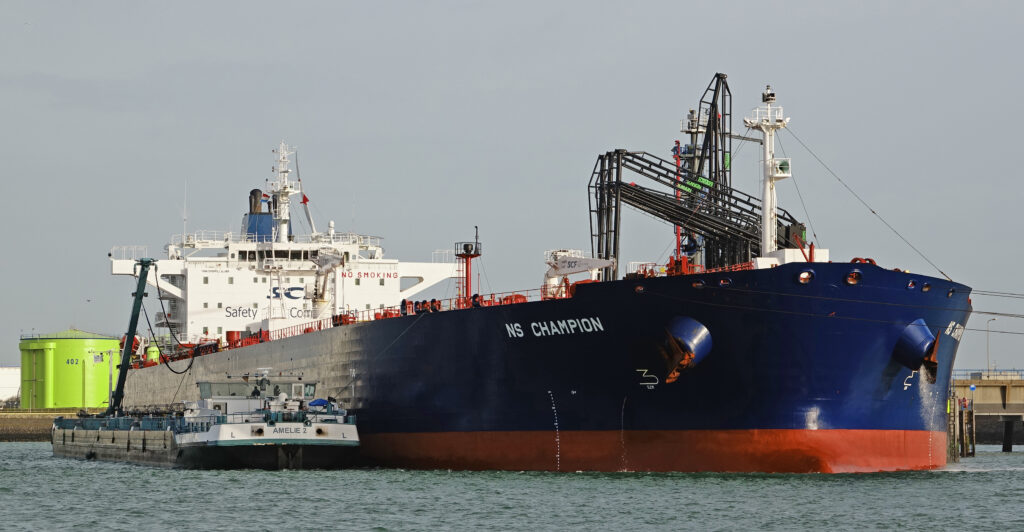 Russia sells its oil while arming the enemy Washington is bombing