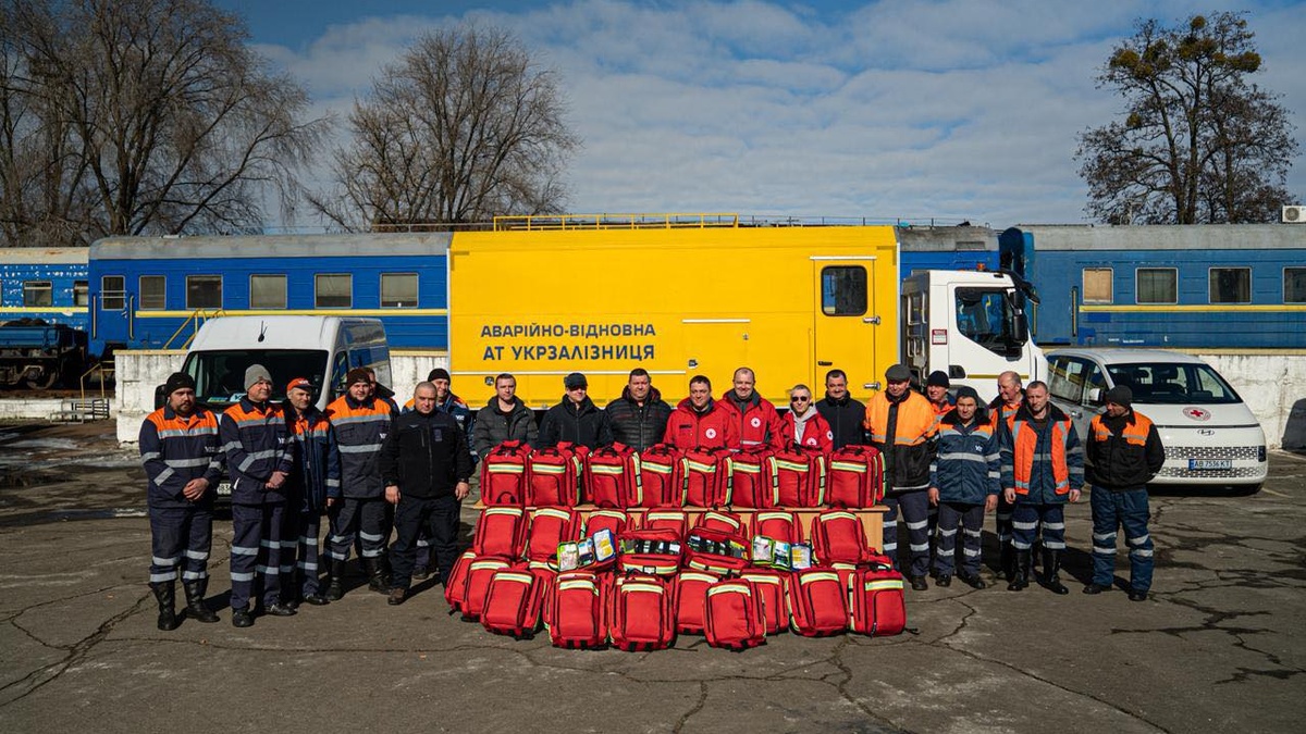 URCS provides collective first aid kits to Ukrzaliznytsia emergency trains