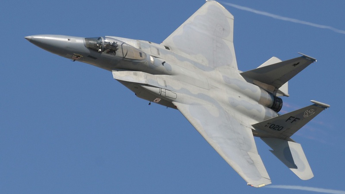 Kuwaiti air defense mistakenly shoots down 3 American F-15 fighters, crew members alive