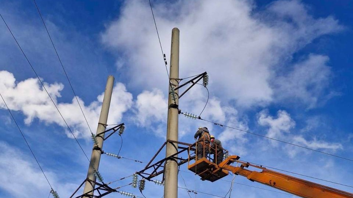 Attacks cause power outages in 3 regions, consumption drops due to sunny weather – Ukrenergo