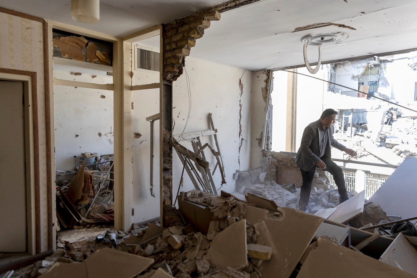 U.S.-Iran live updates: Strikes and drone attacks expand across Middle East in Day 5 of war