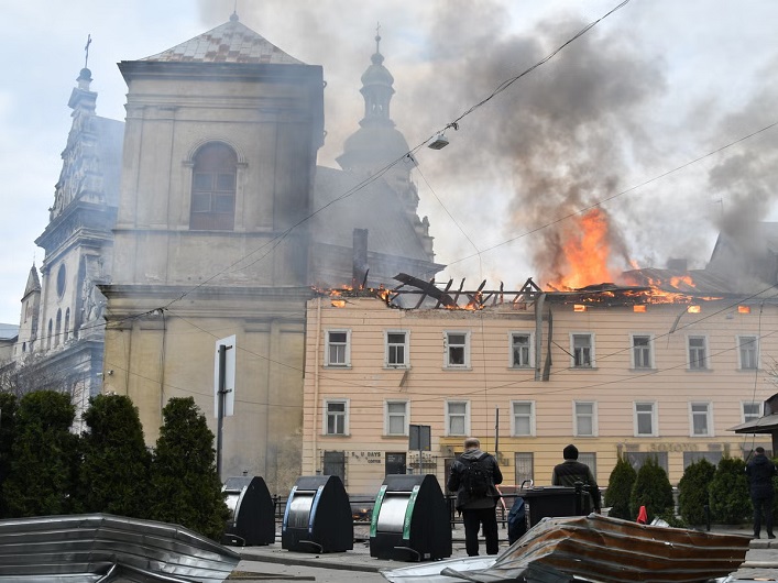 Russia launches 426 air weapons against Ukraine, resulting in deaths and injuries, with six regions losing power.