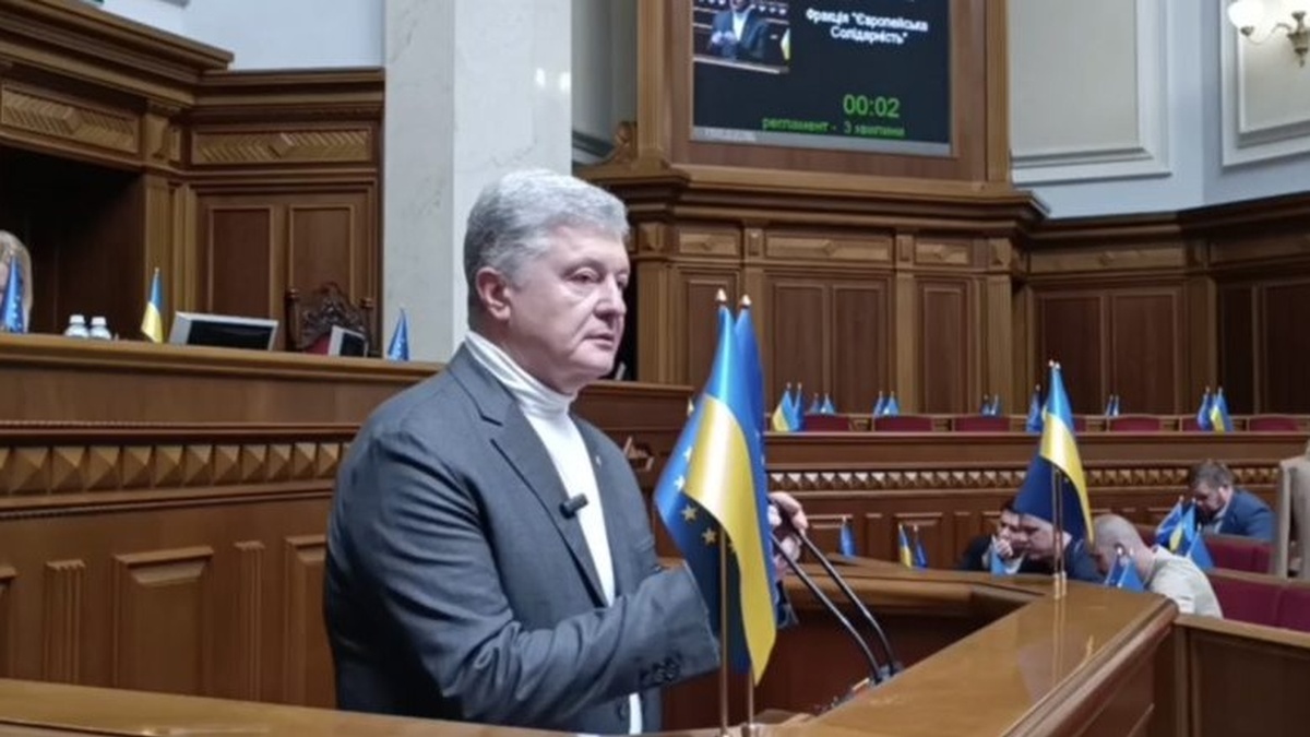 Poroshenko warns of governance crisis in Rada, calls for voting on European integration bills