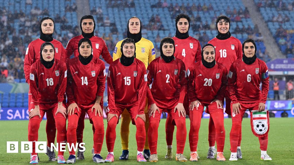 Three more Iran football team members change minds over asylum – BBC