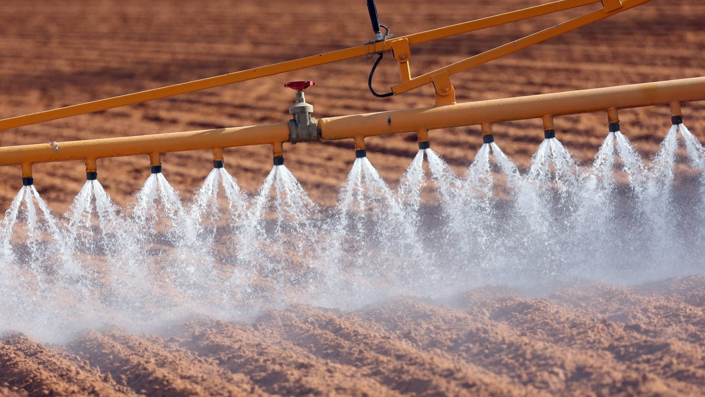 Fertiliser disruption from Iran conflict prompts global food shortage warnings – Financial Times