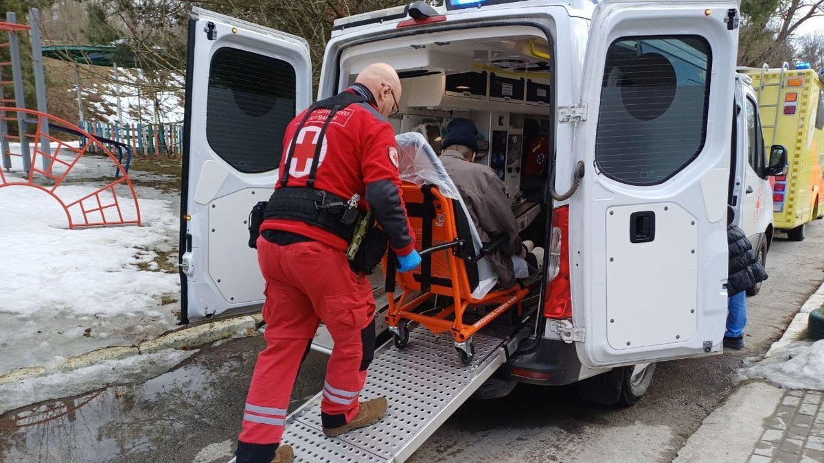 Ukrainian Red Cross evacuates 11 elderly people from Kherson