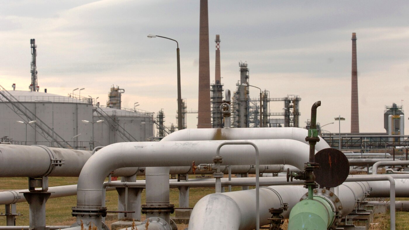 EU offers to pay Ukraine to fix oil pipeline at the center of Ukraine-Hungary feud : NPR