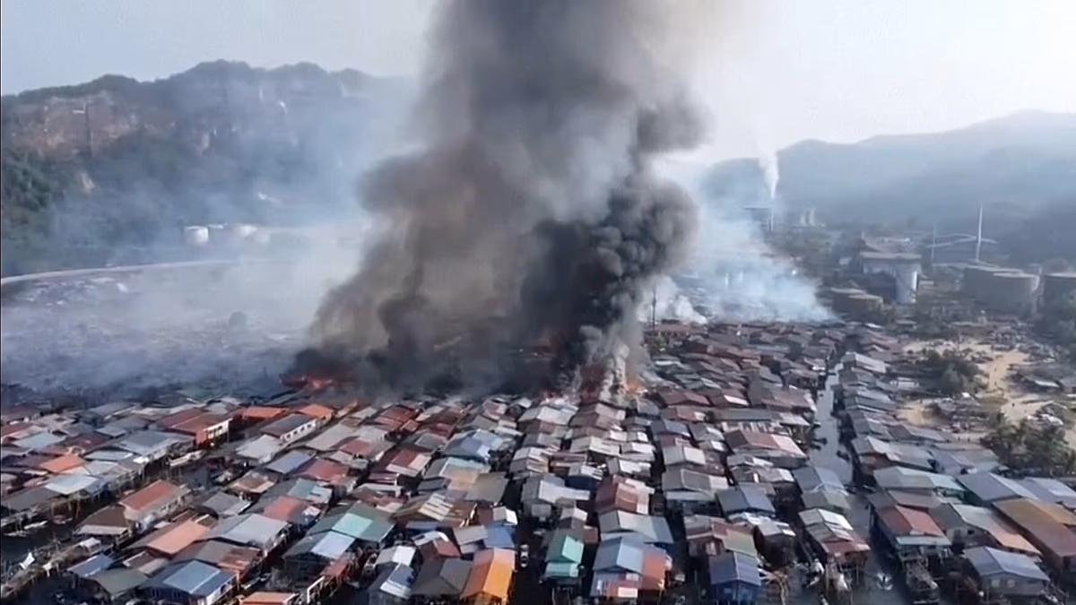Video. Major fire in Malaysia destroys hundreds of homes, displaces thousands