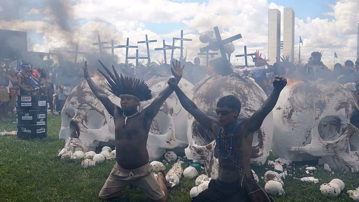 Video. Thousands of Indigenous people march in Brasilia for land rights