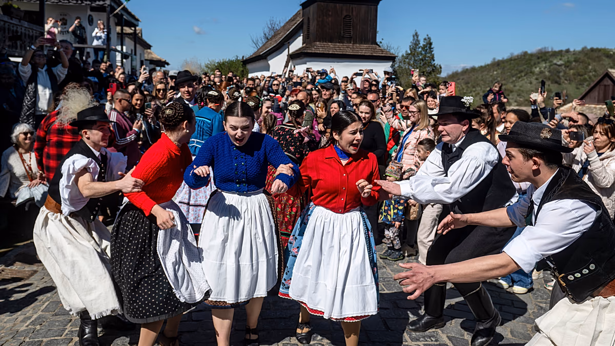 Video. Hungarian Easter tradition sees women doused with water in Hollókő