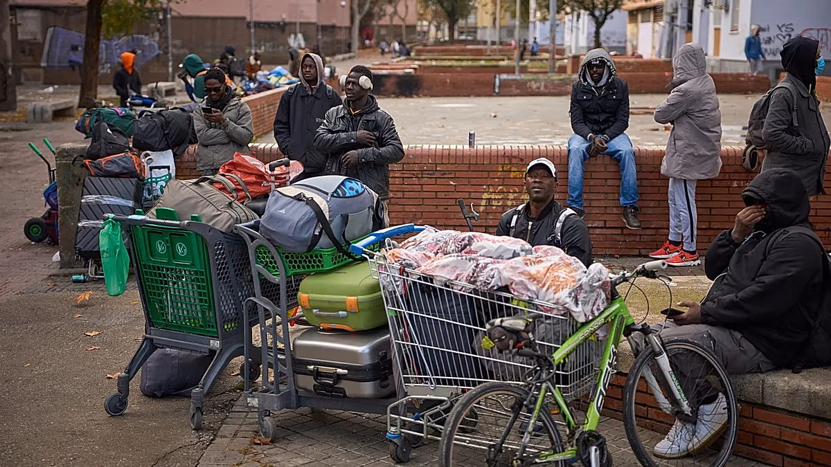 Spain finalises amnesty measures to give legal status to up to 500,000 immigrants