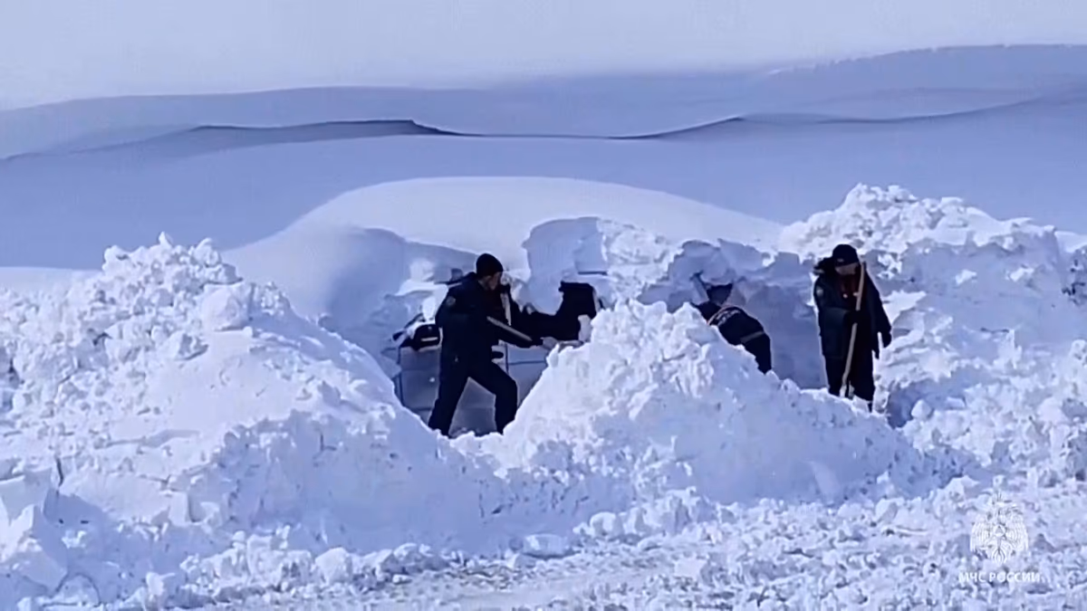 Video. Rescuers evacuate hundreds after snowstorm hits Russia’s Far East