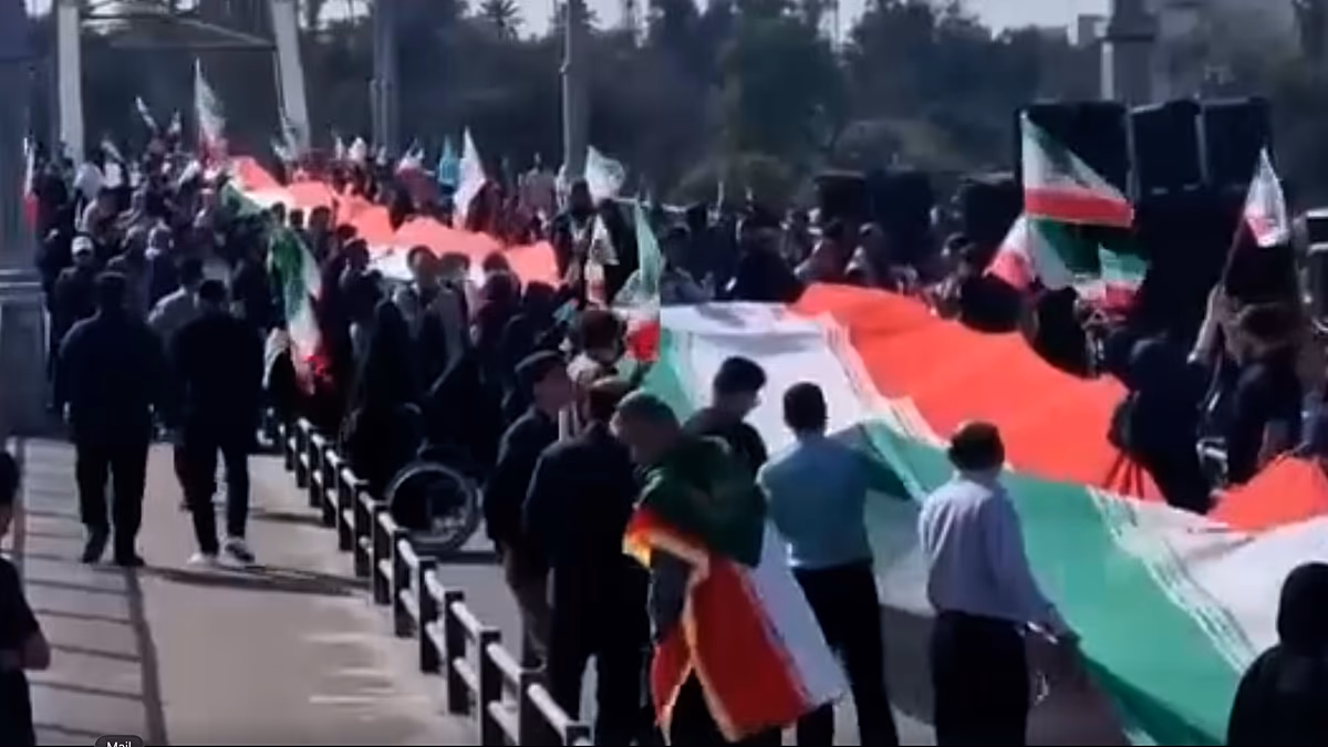 Video. Iranians form human chains on bridges amid tensions with US and Israel