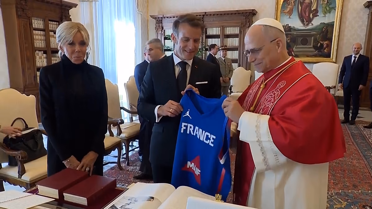 Video. Emmanuel Macron meets Pope Leo XIV at the Vatican to discuss global tensions