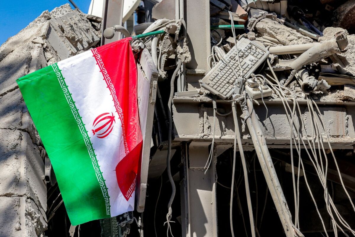 US Strikes Kharg Island as Trump Threatens Iran With New Bombing Campaign