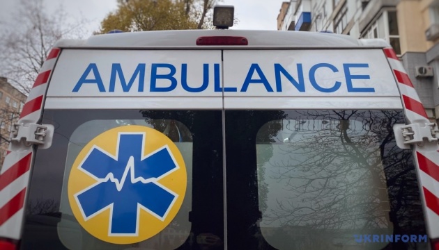 Russian FPV drone hits multi-story building in Kherson, leaving one injured