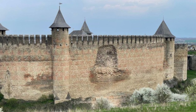 Section of wall collapses at Khotyn Fortress