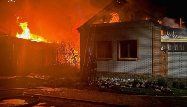 Rescuers show how they extinguished Shostka fire under threat of further Russian attacks