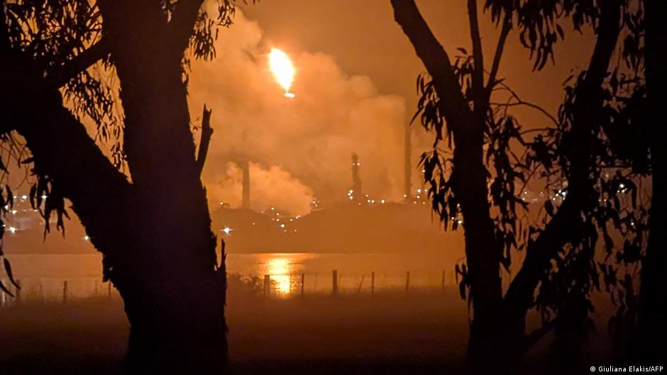 Firefighters battle huge blaze at Australian oil refinery