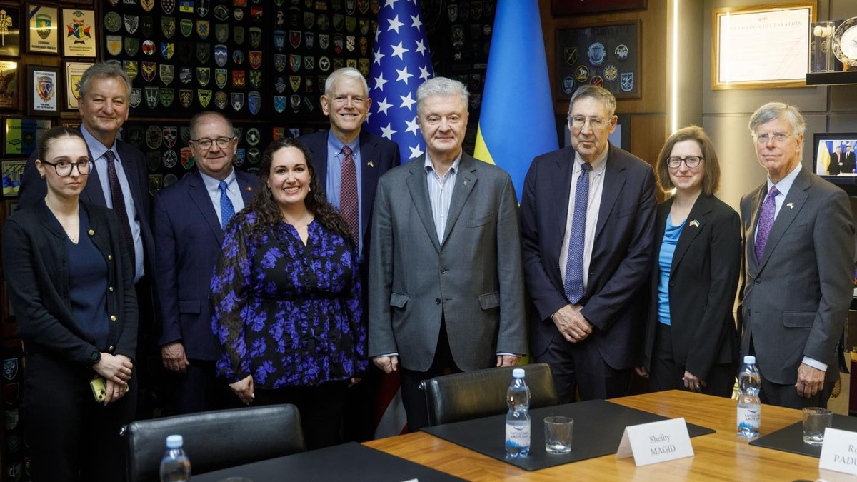Poroshenko discusses key military needs, stronger US ties with Atlantic Council members