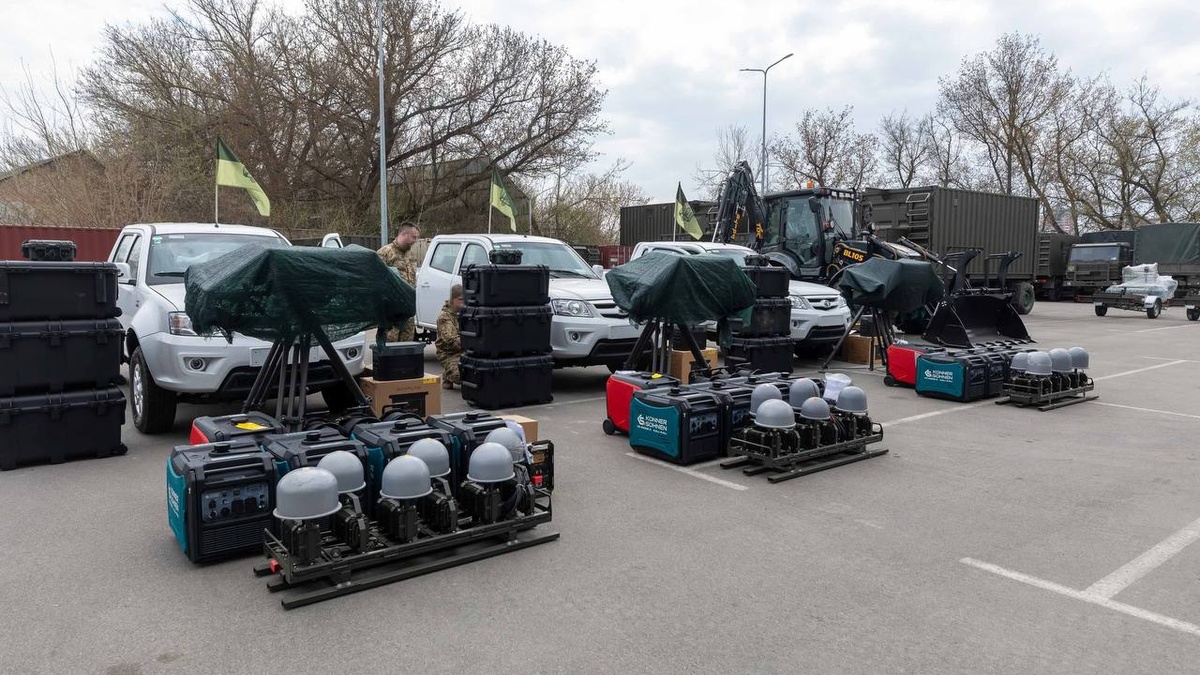 Poroshenko handed over “Ai-Petri” complexes and an excavator for fortifications