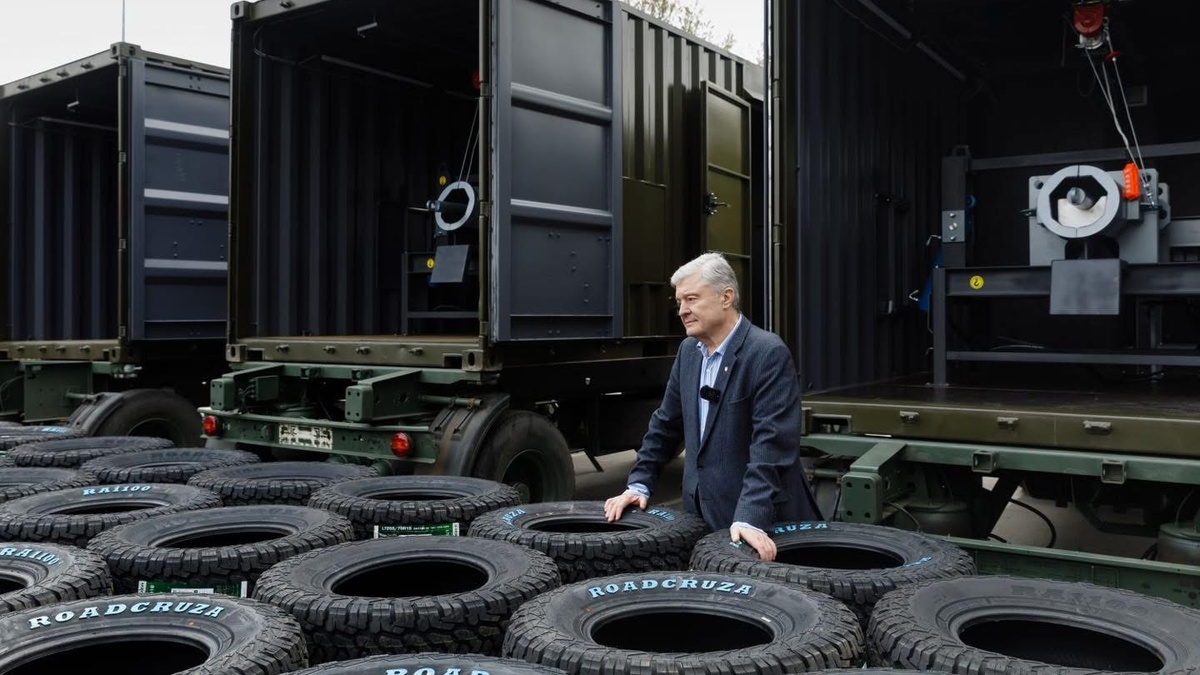 Petro Poroshenko has donated tyre-changing equipment, tyres and charging stations to units of the Ukrainian Armed Forces