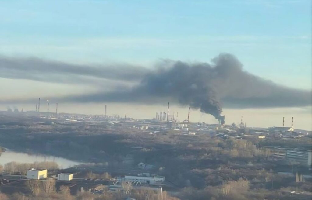 Ukraine’s drones return to Bashneft-Novoil refinery in Ufa 1,300+ km from the front — the primary distillation unit is burning again