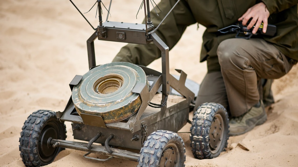 Azov first in Ukraine’s Defense Forces to use robotic ground system to extinguish fire – National Guard