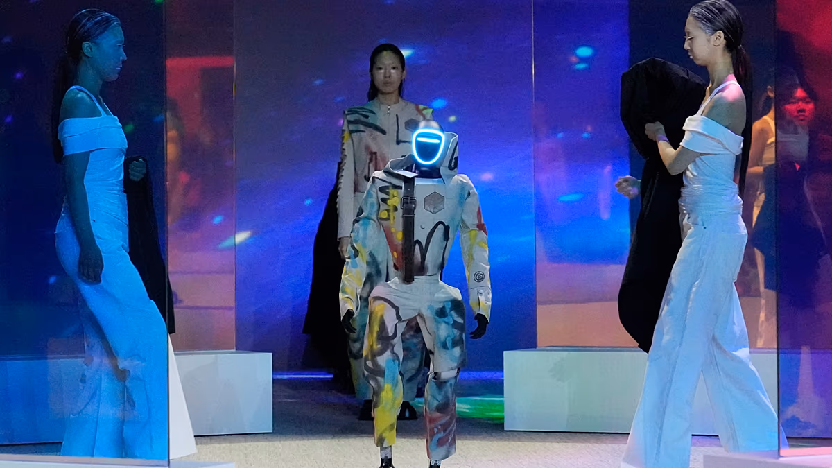 Video. Humanoid robots join models at fashion show in Seoul