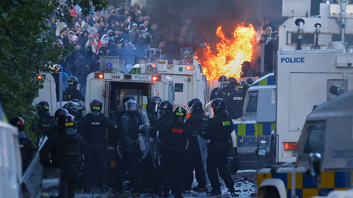 Video. Clashes erupt as police use water cannon near Belfast