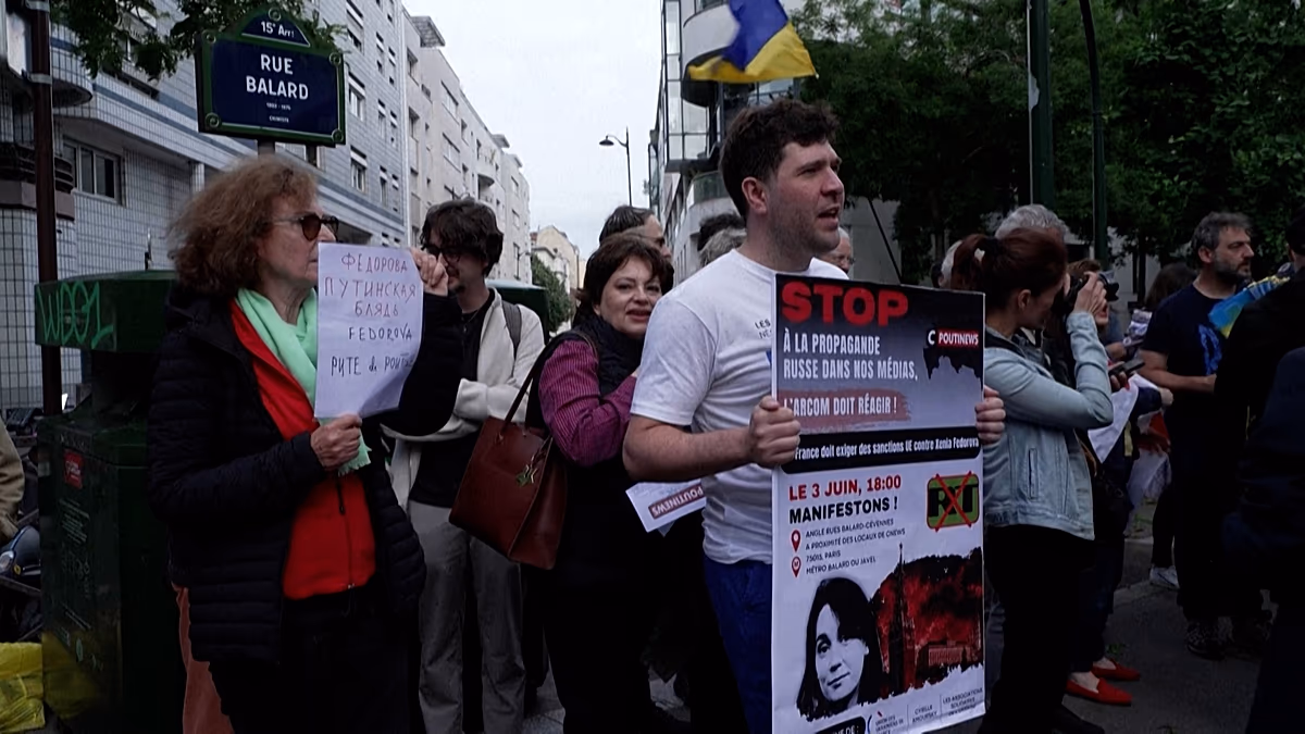 Video. France: Protesters rally outside CNews TV over alleged Kremlin influence