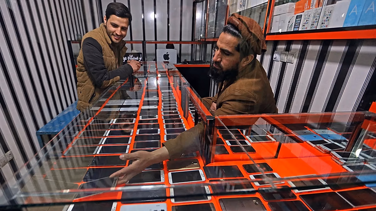 Afghan government staff told to abandon smartphones or face prison sentence