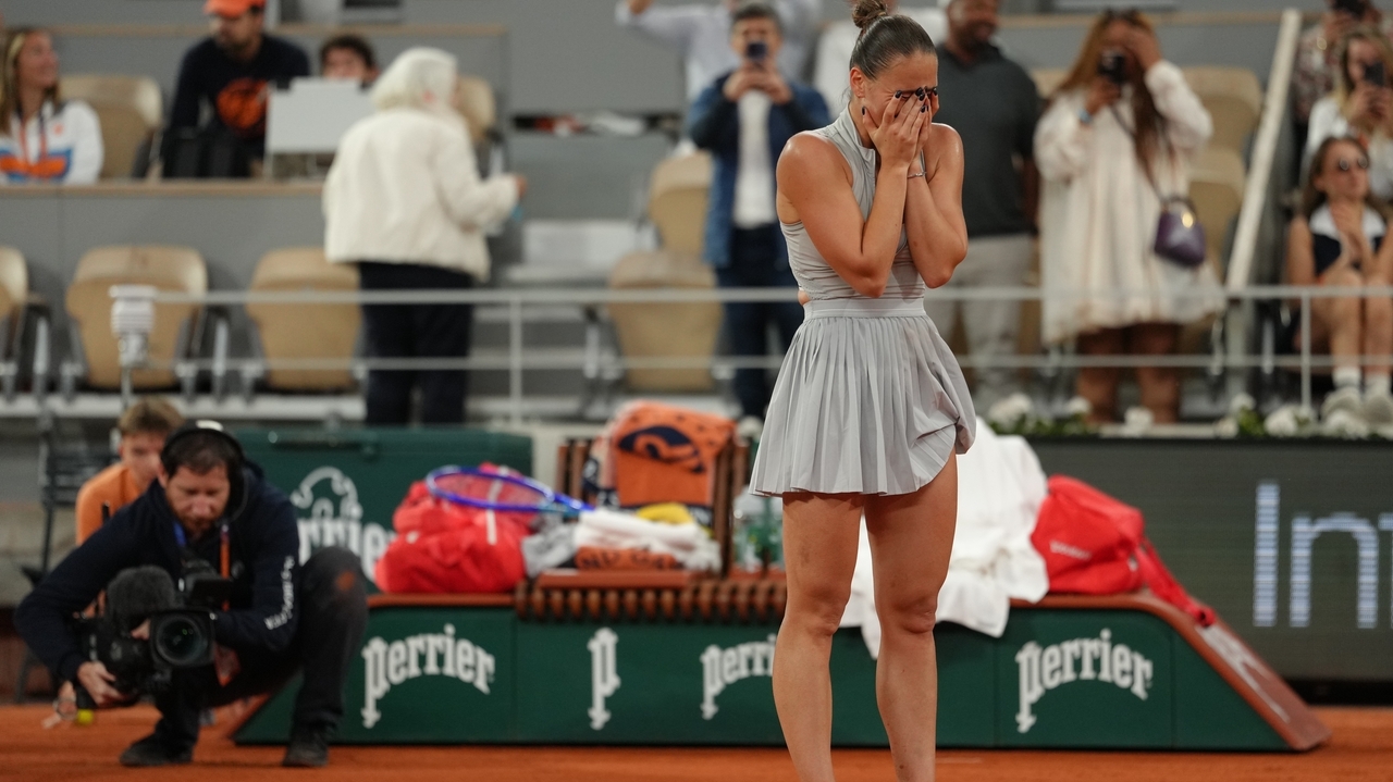 Andreeva and Kostyuk set up Russia-Ukraine clash in French Open semis. Mensik ends Fonseca’s run
