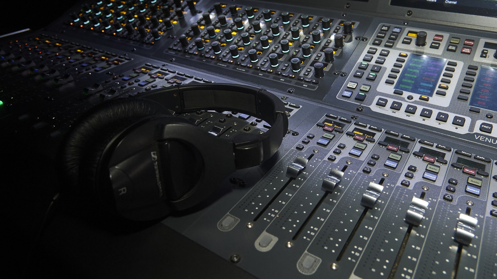 Why This One Feature Is Often Found In Studio Headphones With Better Audio Quality